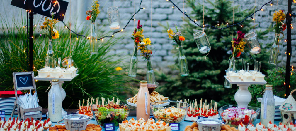 https://www.elitetentsandevents.com/wp-content/uploads/2019/06/Elite-Tents-and-Events-Keeping-Food-at-a-Wedding-Recepition-Cold-1010x450.jpg